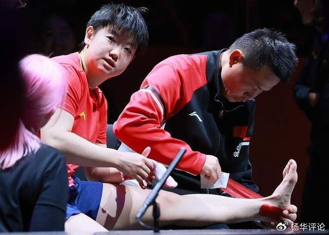 2025WTT总决赛女单半决赛世界排名第一的孙颖莎与蒯曼战至2-3落后时
